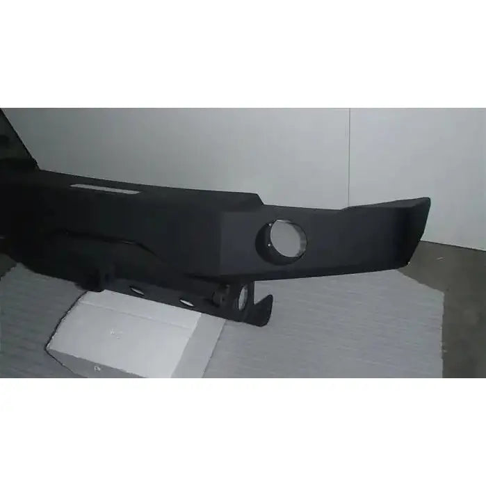 Frontbumper av svart stål støtfanger til Suzuki Jimny 97-17 sett fra siden på grått underlag.