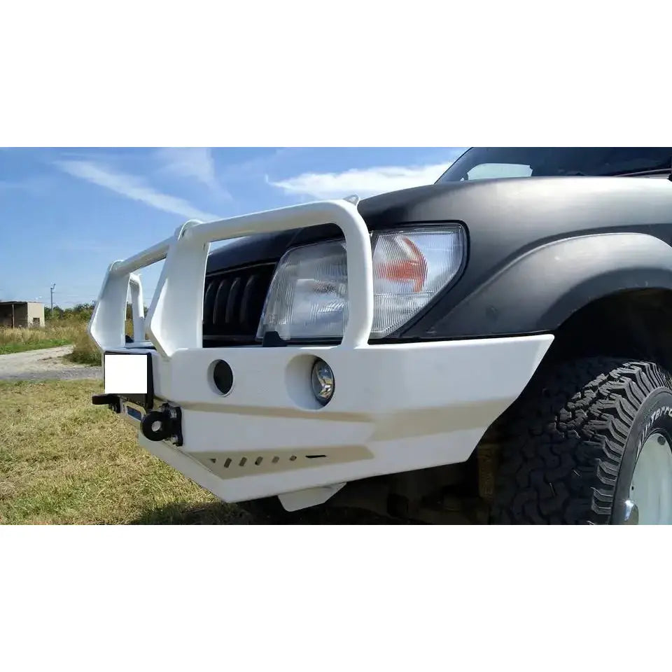 Støtfanger foran stål ver2 for Toyota Land Cruiser J9 med kraftig bøyle og integrerte lykter, skrå forside.