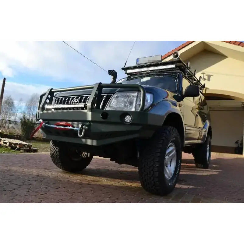 Frontbumper stål ver2 montert på Toyota Land Cruiser J9 med vinsj, ekstralys og takgrind fra lav vinkel.