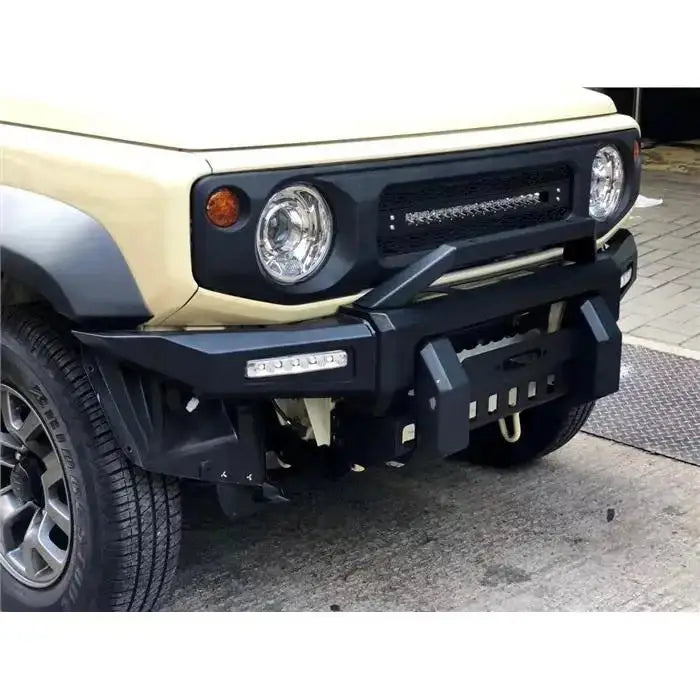 Frontfanger til Suzuki Jimny 18- i sort metall med integrerte LED-lys, montert på beige terrengbil.