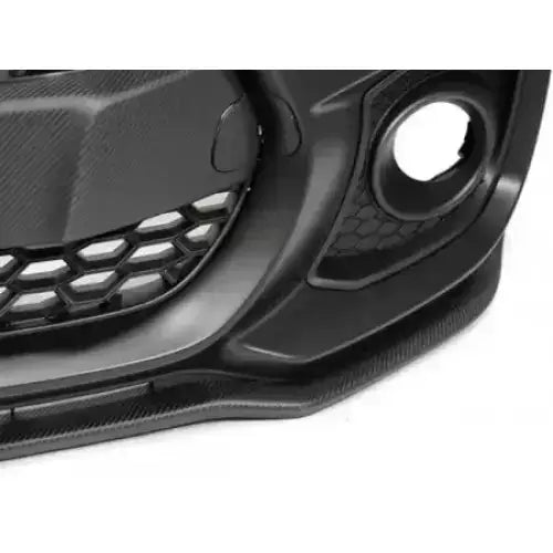 Front bumper til Suzuki Swift VI Sport Style, sort plast med sekskantgitter og rund åpning, skrå vinkel.