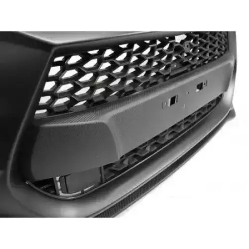 Støtfanger foran Suzuki Swift VI Sport Style med sort bikubemønstret grill uten emblem.