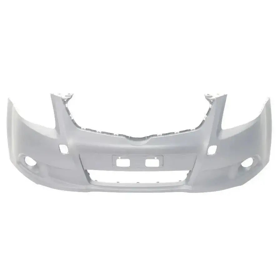 Støtfanger foran til Toyota Avensis T27 09-12 i lys grå plast med åpninger for tåkelys og nummerskilt.