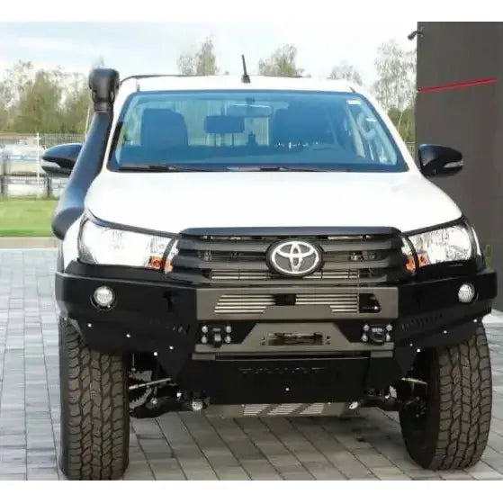Frontfanger på Toyota Hilux Revo 16- med svart offroad-støtfanger og snorkel, fotografert forfra.