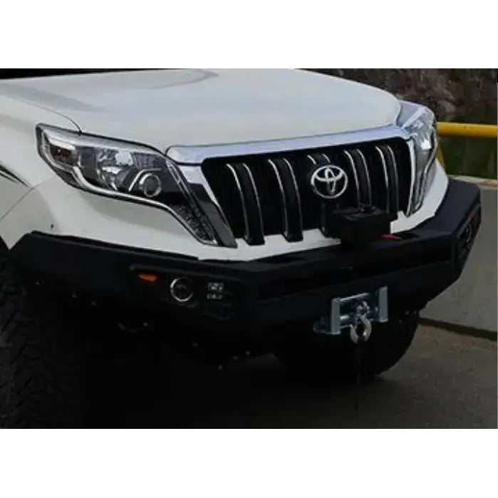 Frontfanger Toyota Land Cruiser 150 med svart og sølv detaljer, vinsj og markert grill, nærbilde.