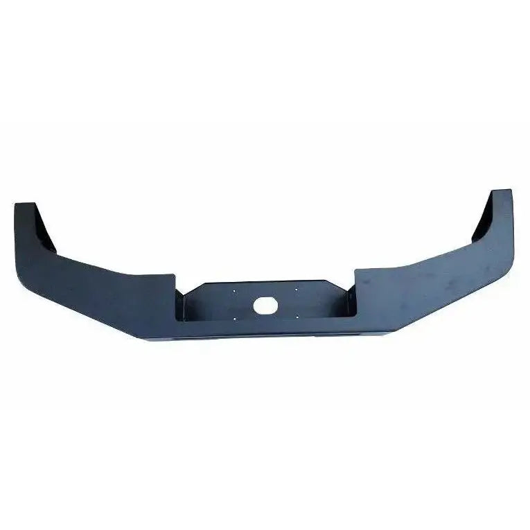 Front bumper av sort metall til Toyota Land Cruiser HZJ78, rett forfra med vinklet design og rundt hull.