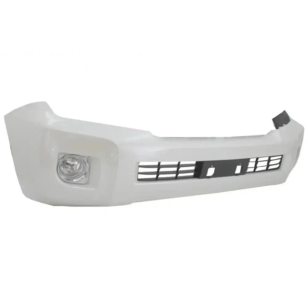 Front bumper til Toyota Land Cruiser J200 08-11 med integrert tåkelys og sort grillfelt, sett fra skrå vinkel.