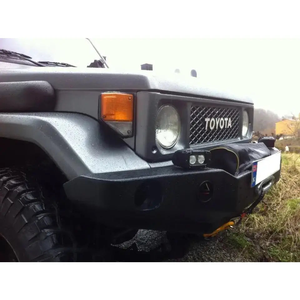 Støtfanger foran på Toyota Land Cruiser J70 HD 85- med oransje blinklys og runde frontlykter.