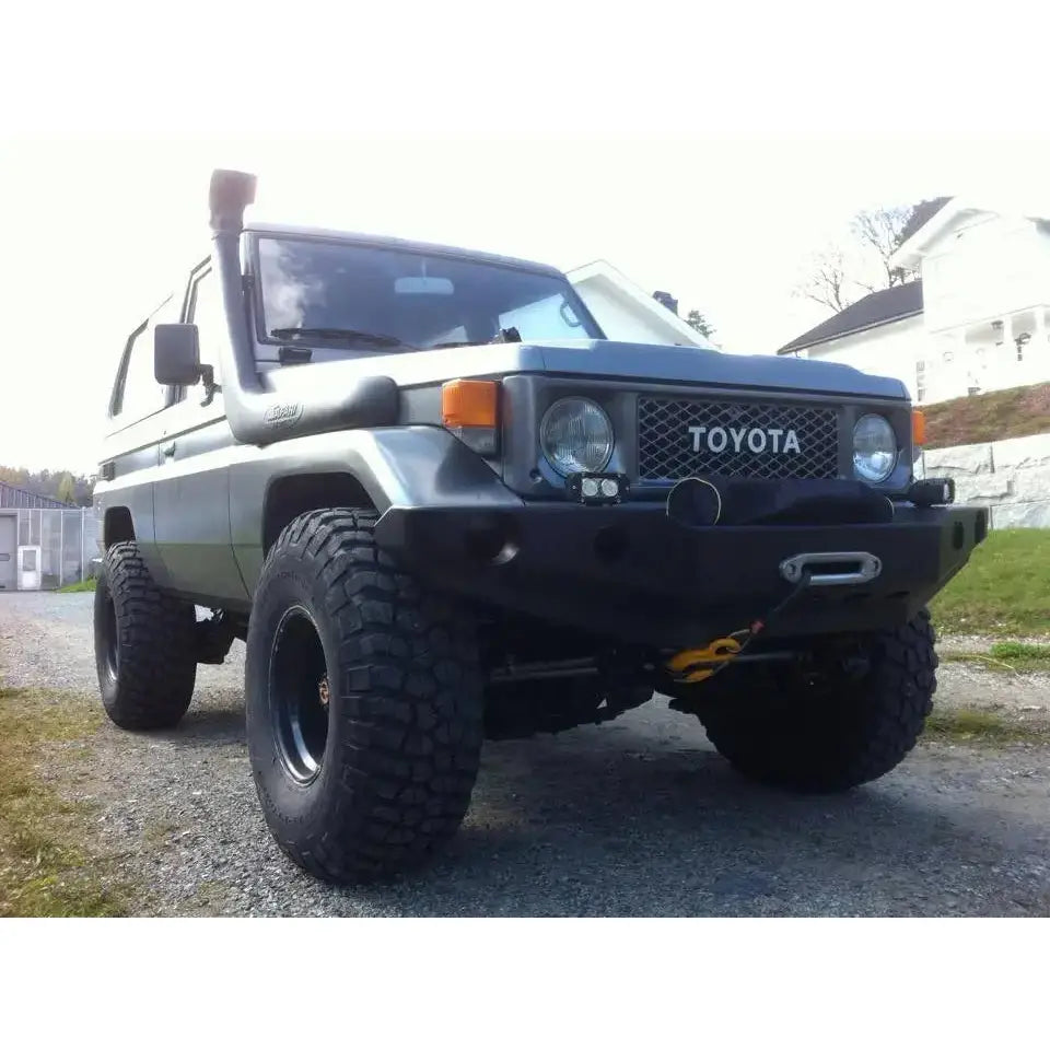 Frontfanger på Toyota Land Cruiser J70 HD med store terrengdekk, snorkel og vinsj, sett skrått forfra.