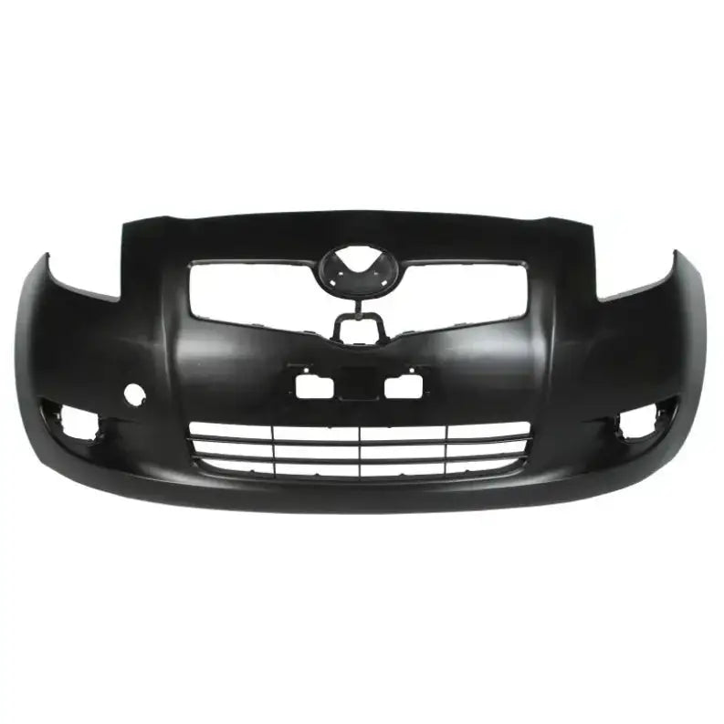 Støtfanger foran til Toyota Yaris XP90 05-09 i sort plast med åpninger for lykter, grill og emblem.