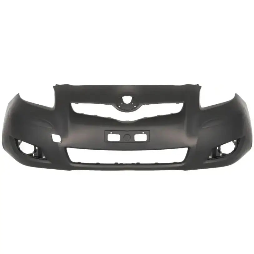 Støtfanger foran til Toyota Yaris XP90 09-10 i sort plast, sett rett forfra med åpninger for tåkelys.