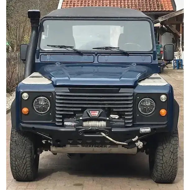 Frontfanger på Land Rover Defender med vinsj, store terrengdekk og sort snorkel, sett rett forfra.