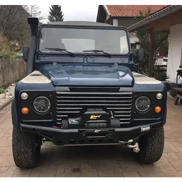 Frontfanger på Land Rover Defender med vinsj, runde lykter og matte beskyttelsesplater på panseret.