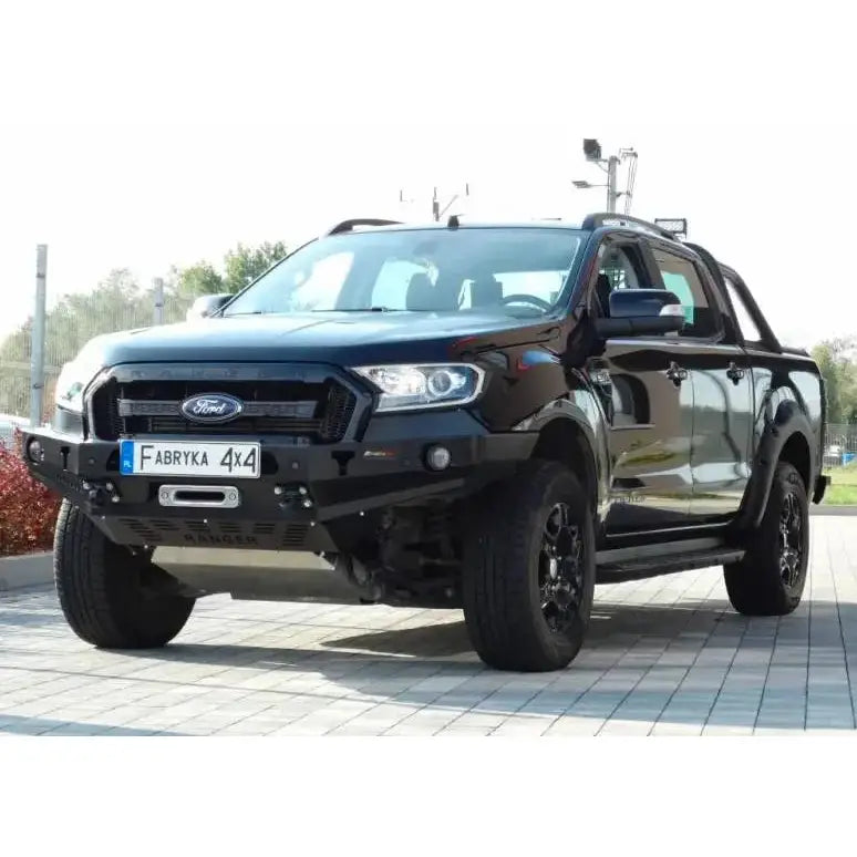 Støtfanger foran uten bullbar på svart Ford Ranger T6 15-19 parkert utendørs på steinlagt underlag.