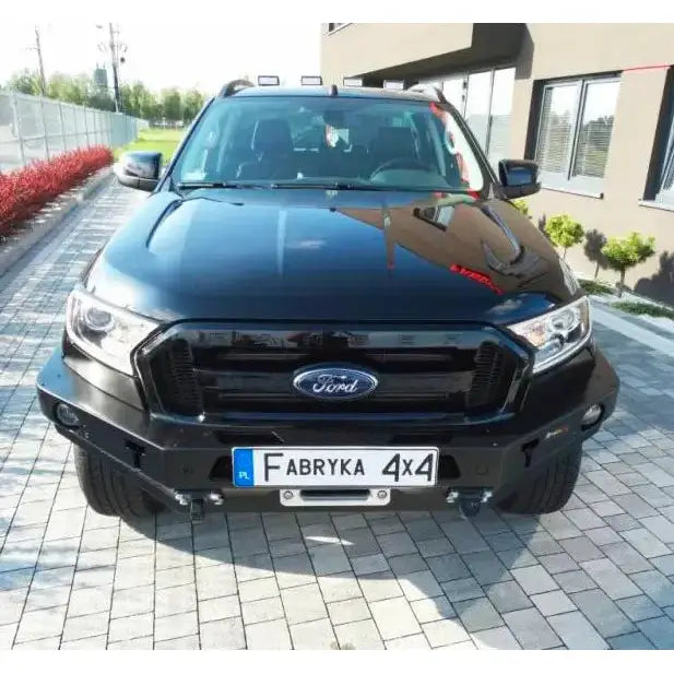 Frontfanger til Ford Ranger T6 15-19 3.2 DIESEL, svart modell sett forfra på steinlagt område.