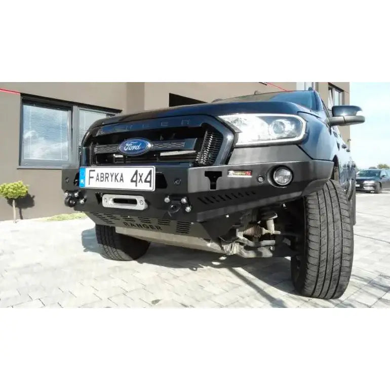 Front bumper til Ford Ranger T6 15-19 i svart metall med taukroker, LED-lys og Fabryka 4x4-skilt.