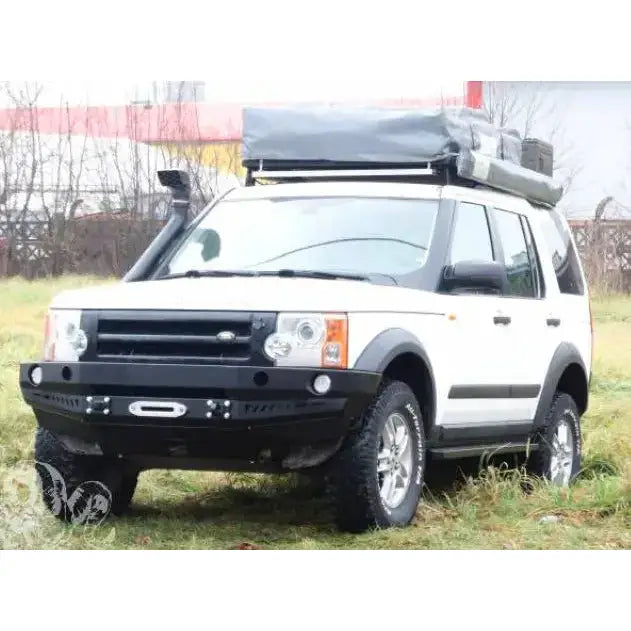 Front bumper på Land Rover Discovery III med sort metallstøtfanger, taktelt og ekstra boks på taket.