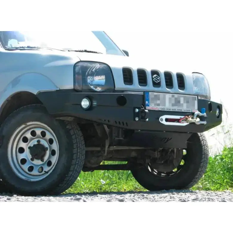 Støtfanger foran til Suzuki Jimny 05-12 bensin med tåkelys og vinsj, sett fra siden og litt nedenfra.