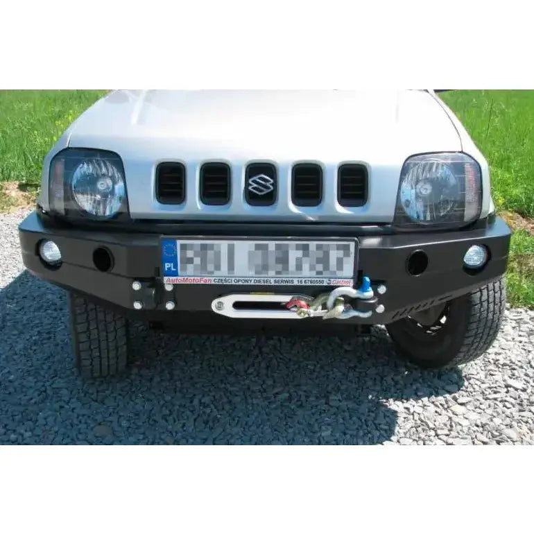 Frontfanger til Suzuki Jimny 05-12 bensin i sort metall med vinsjfestet og tauekrok sett forfra.