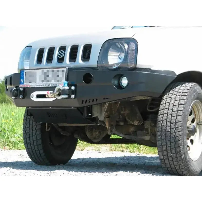 Front bumper til Suzuki Jimny 05-12 bensin, sort metall med vinsj og festepunkter, sett nedenfra.