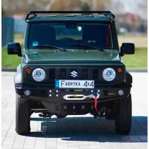 Støtfanger foran på Suzuki Jimny IV 1.5 bensin med sorte detaljer og vinsj, sett rett forfra.