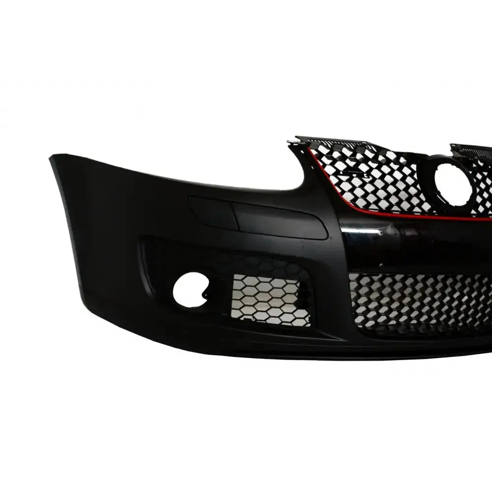 Front bumper til Volkswagen Jetta 5, sort plast med bikubemønstret grill og rød stripe, sett skrått forfra.