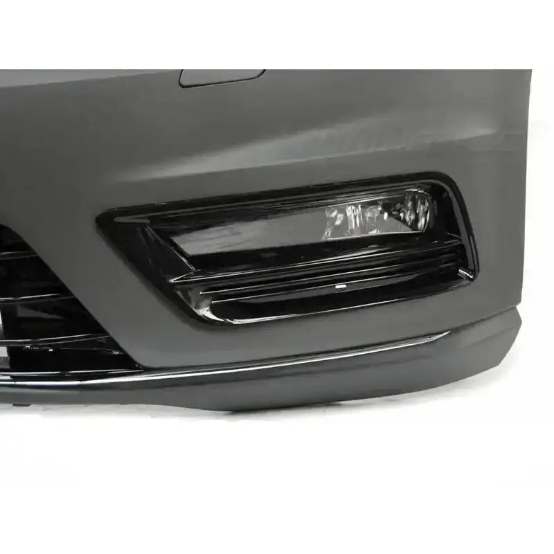 Front bumper til Vw Golf 7 R-Line Look, nærbilde av grå støtfanger med sort tåkelykt.