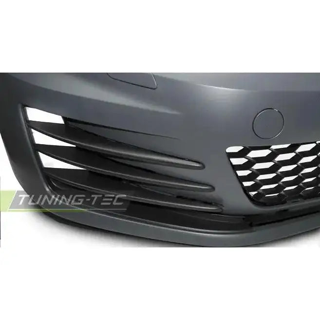 Frontbumper Vw Golf 7 GTI Style grå plast med sorte luftinntak og bikubemønstret rist sett skrått forfra.