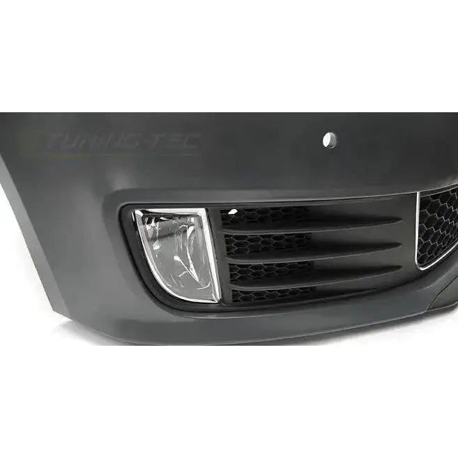 Frontbumper til VW Jetta VI 11-14 GLI Style med matt svart plast, tåkelykt og bikubemønstret gitter.