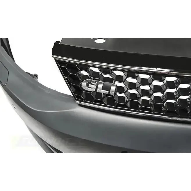 Støtfanger foran Vw Jetta VI 11-14 GLI Style med sekskantet grill og sølvfargede GLI-bokstaver.