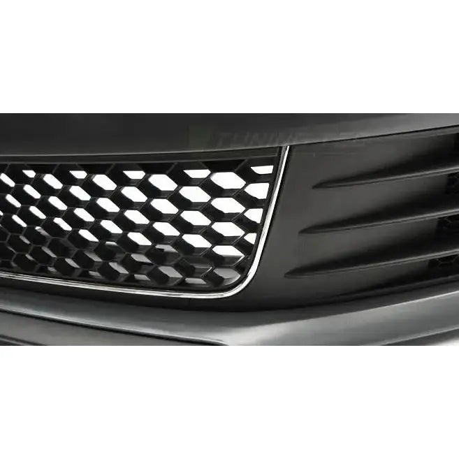 Frontfanger til VW Jetta VI 11-14 GLI Style med sort bikubemønstret grill og tynn kromkant.