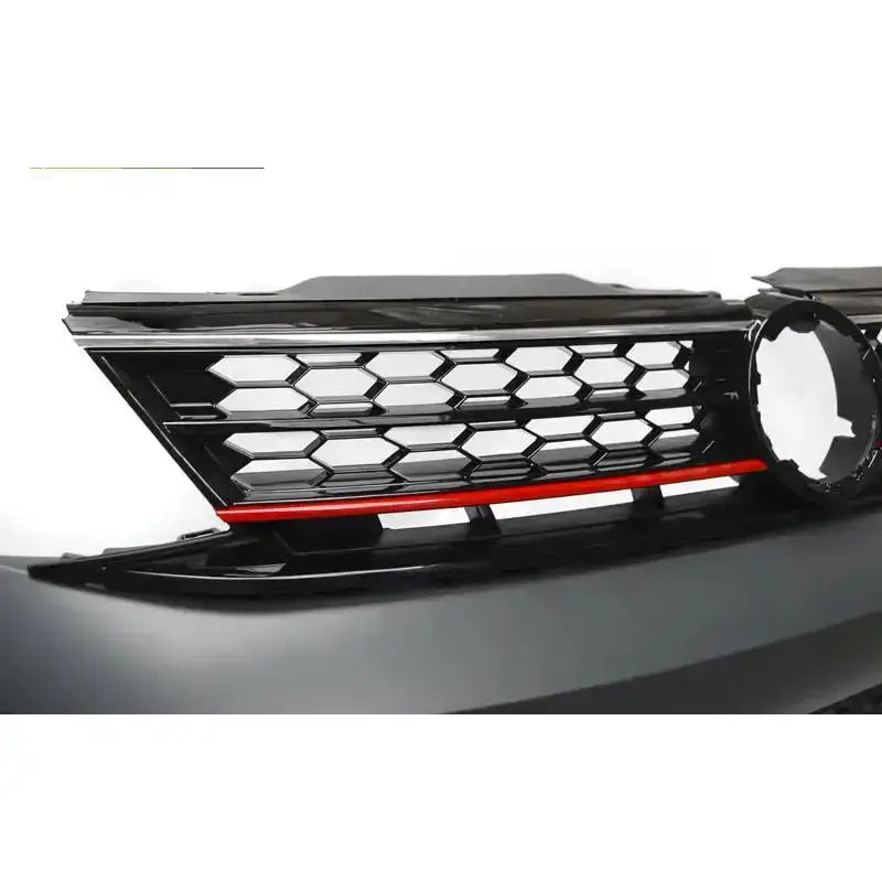 Frontbumper av sort VW Jetta VI GLI Style grill med bikubemønster og rød stripe, sett fra skrå vinkel.