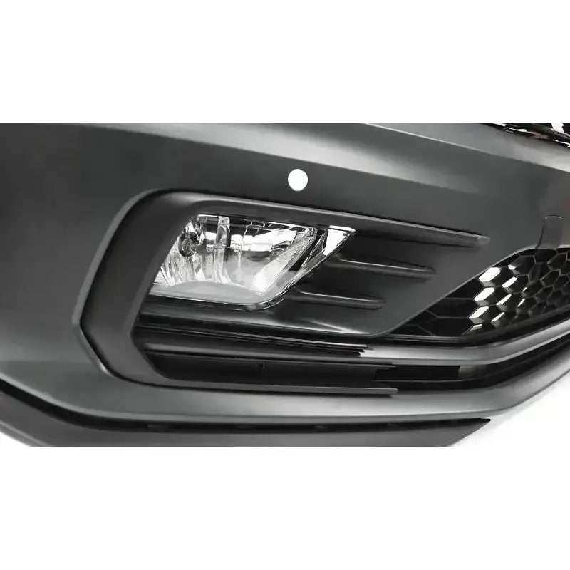 Støtfanger foran Vw Jetta VI GLI Style PDC med tåkelykt og gitterdetaljer, sett fra nær sidevinkel.
