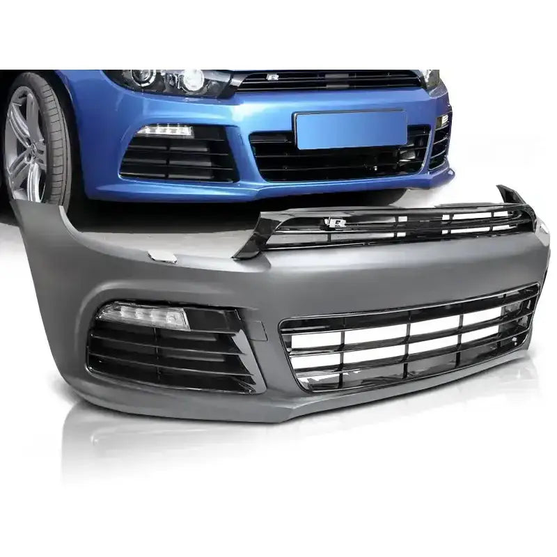 Støtfanger foran Vw Scirocco R Style med sort grill og store luftinntak, vist foran blå bil.