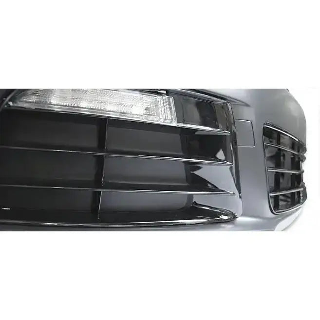 Støtfanger foran Vw Scirocco R Style med blank sort grill, sølvfarget karosseri og synlige luftinntak.