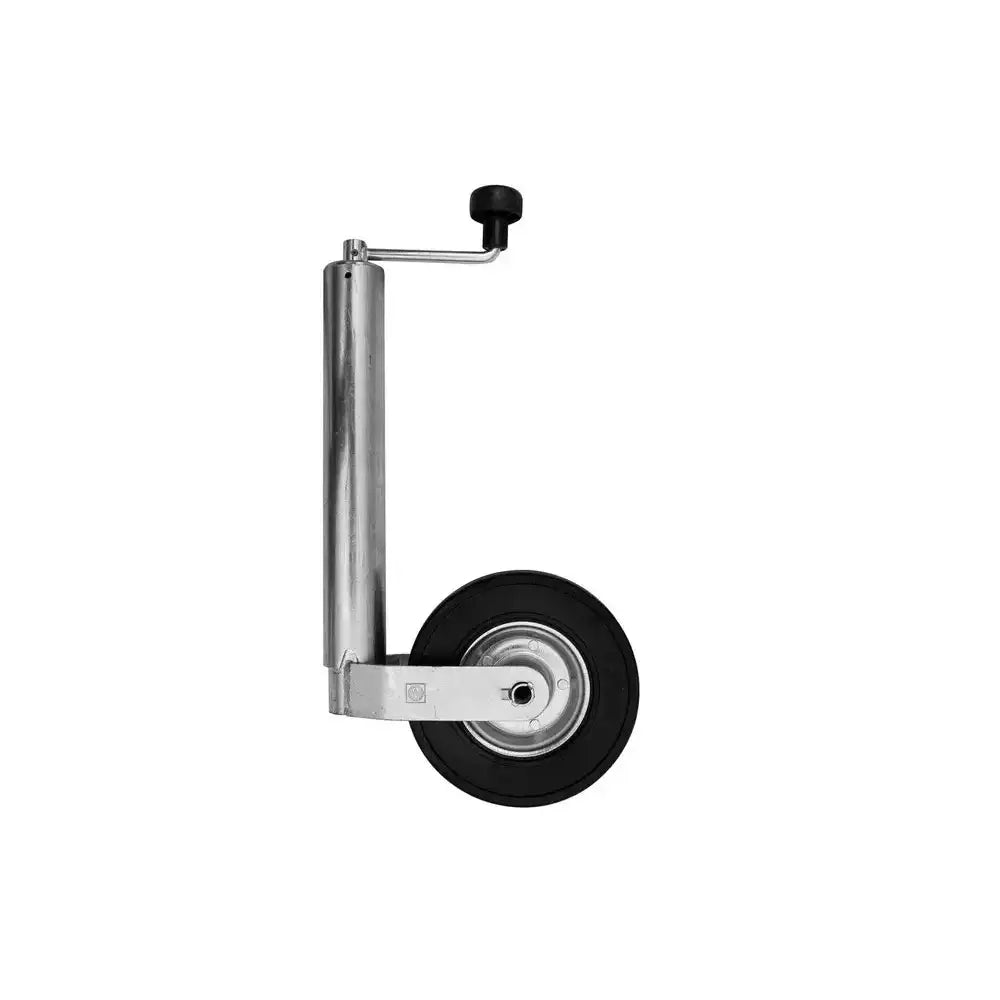 Støttehjul til tilhenger fra siden, viser stålhjul med sort dekk, sølvstativ og håndsveiv mot hvit bakgrunn.