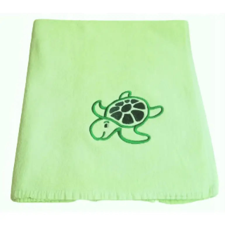 Strandhåndkle i lys grønn bomull, flatlagt med brodert skilpadde-motiv i svart og grønt sett ovenfra.