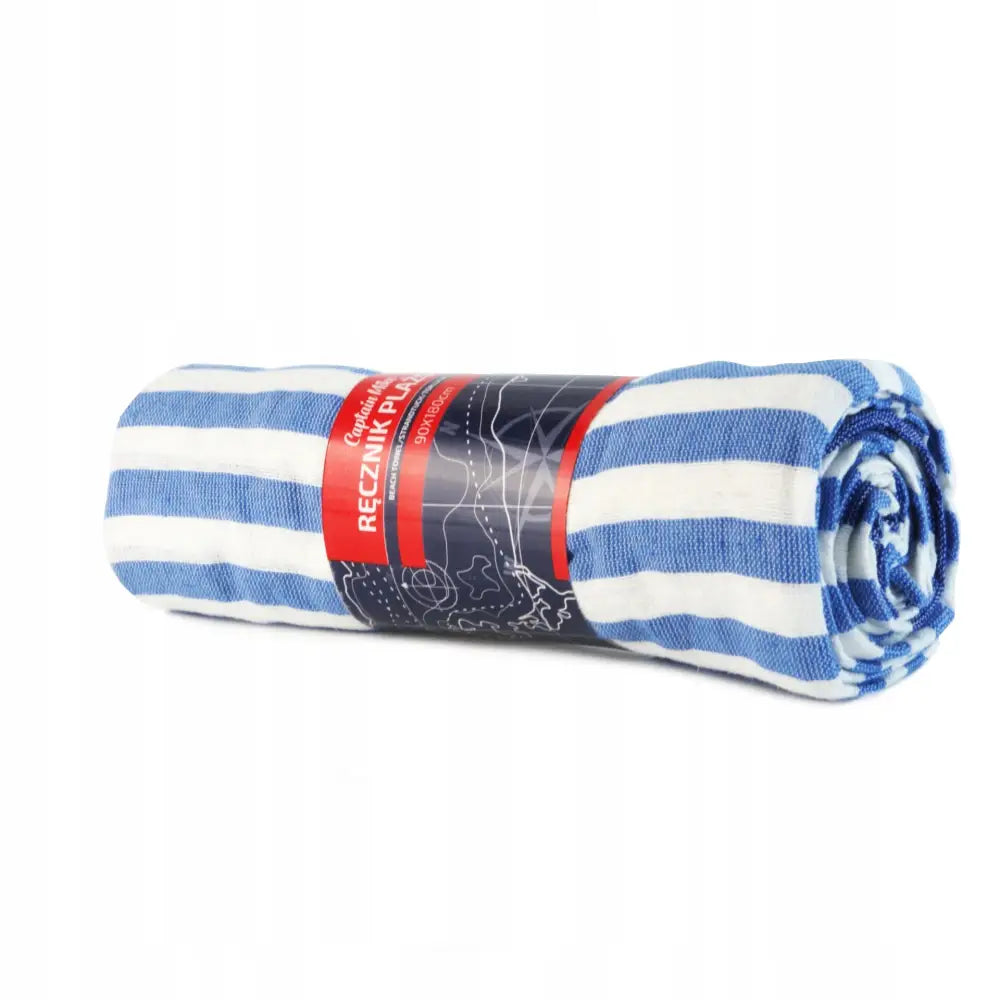 Strandhåndkle Fouta 90x180 Kaptein Mike, blå og hvitstripet, rullet sammen med etikett rundt midten.