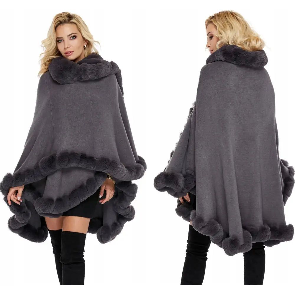 Strikket Poncho med Fuskepels i Grått