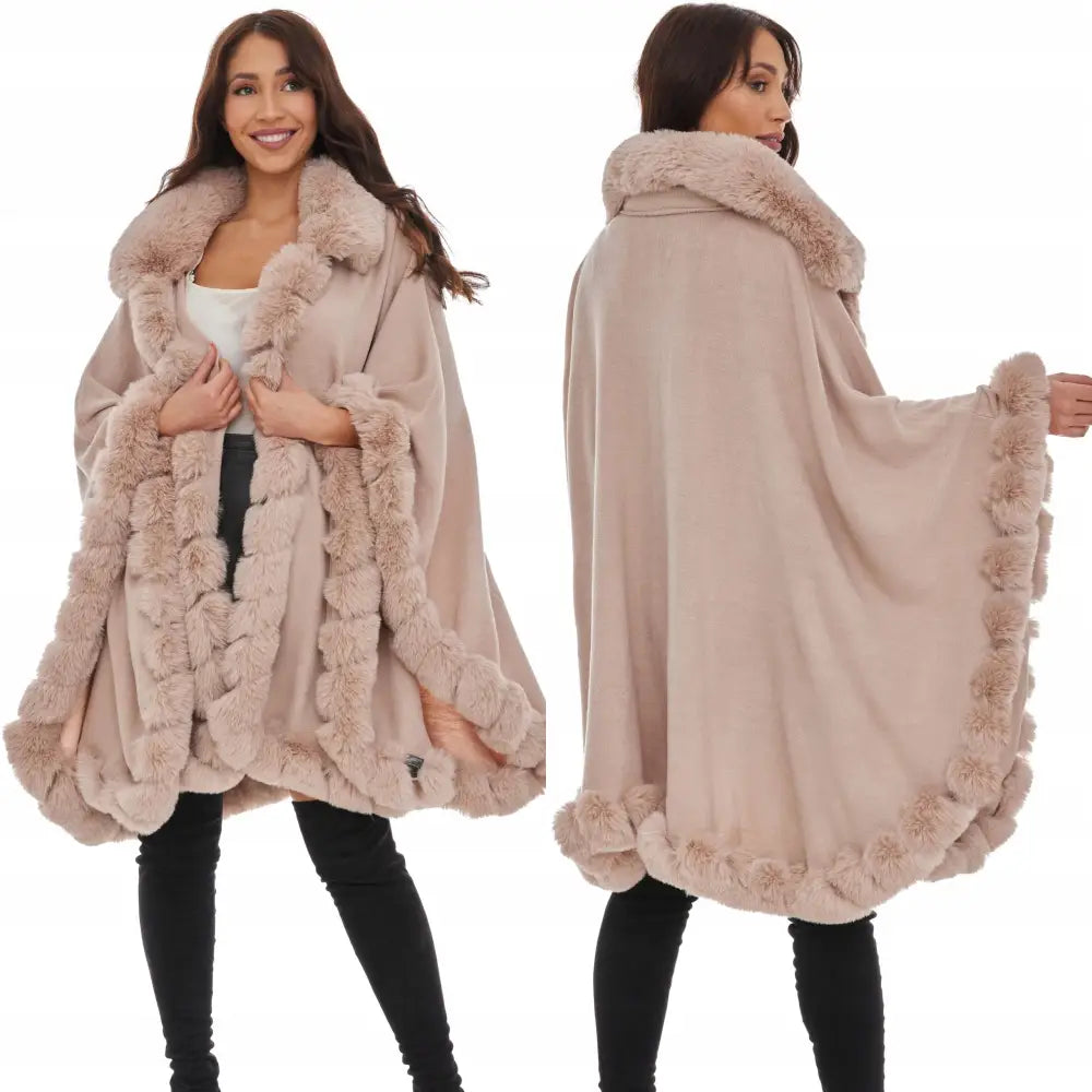 Strikket Poncho med Fuskepels i Pudderroosa