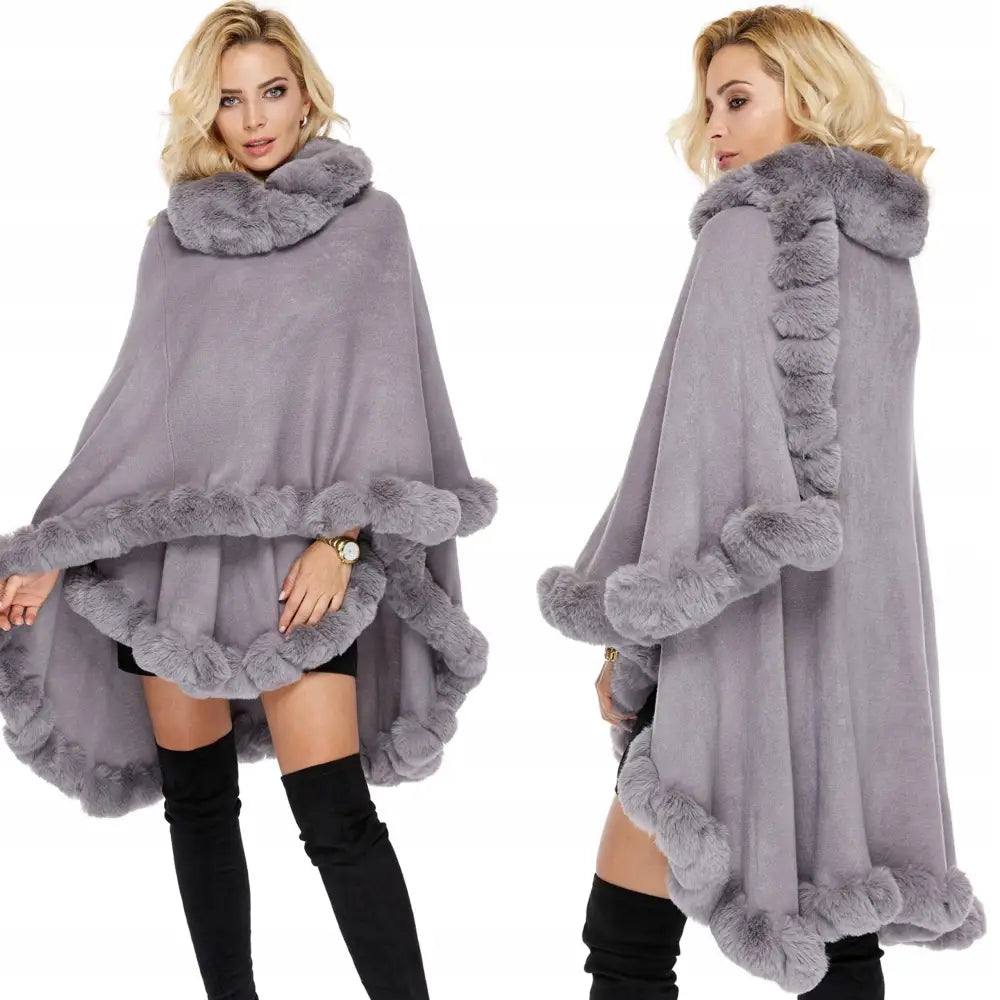 Strikket Poncho med Pelskant i Grått