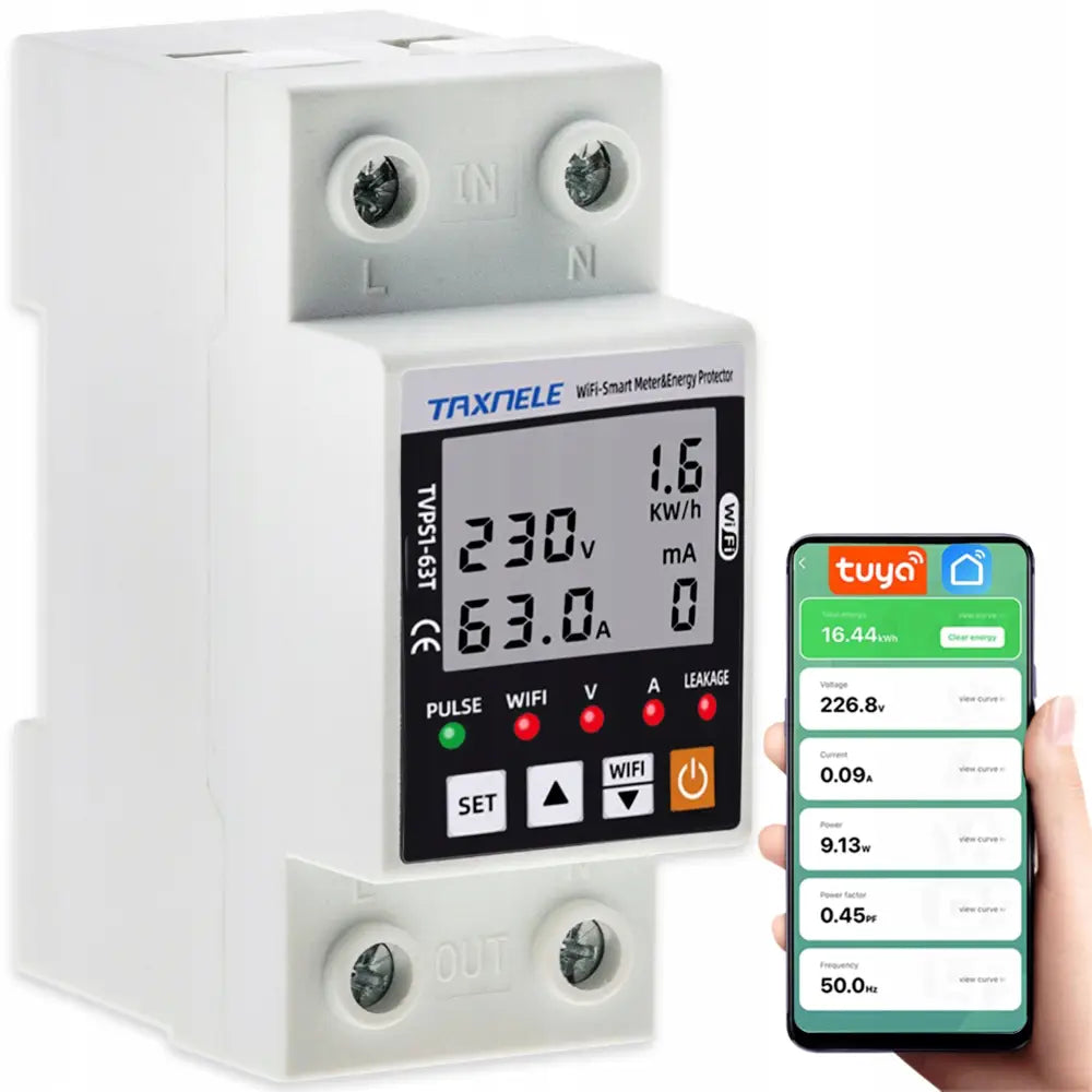 Strøm- og energiforbruksmåler med digitalt display, vist montert med appstyring på mobiltelefon.