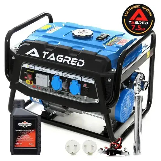 Strømaggregat Tagred AVR 3500W, skrå forside med kontrollpanel, flere uttak, motorolje og tilbehør foran.