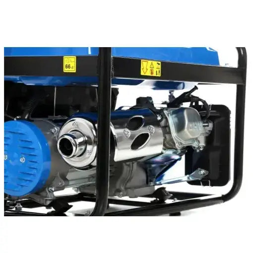 Strømaggregat Tagred, nærbilde fra siden med blått og sølv chassis, svart ramme og synlige advarselsmerker.