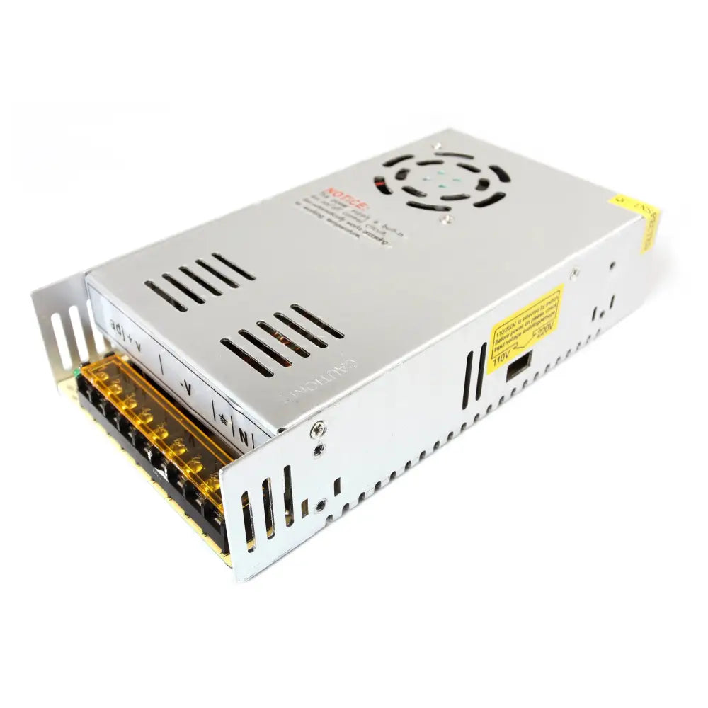Strømforsyning 12V 400W for LED-striper og CCTV, skrå frontvisning med synlige ventilasjonshull og deksel.