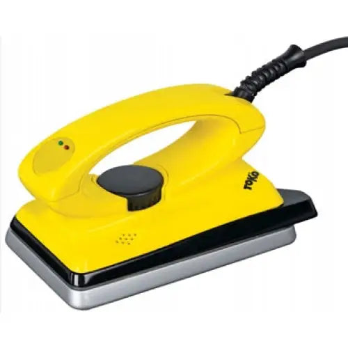 Strykejern for smøring av ski og snowboard, gul modell med sort hjul og sølvfarget sålplate sett skrått.