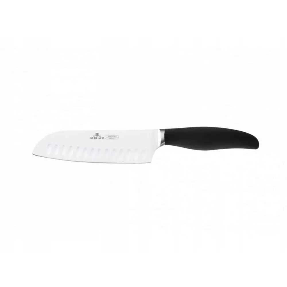 Santoku-kniv med bredt stålblad, luftskjær og svart ergonomisk håndtak, sett fra siden.