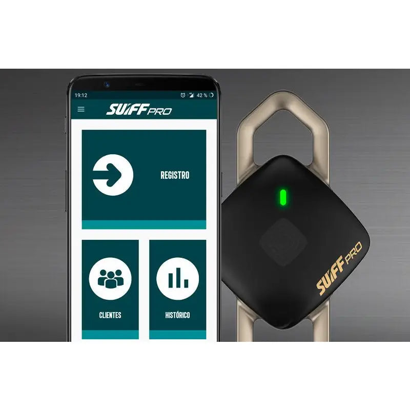 SUIFF PRO S2 elektronisk hengelås med grønt lys, nærbilde sammen med smarttelefon og åpen app.
