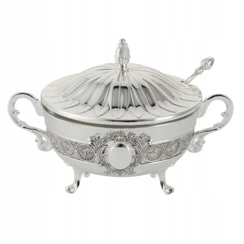 Sukkerbolle i sølv og glass, skrå forfra med ornamenterte håndtak, dekorativt lokk og øse.