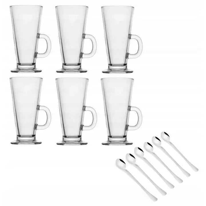 Super sett med seks høye Caffe Latte-glass med hank og seks blanke teskjeer, arrangert på hvit bakgrunn.